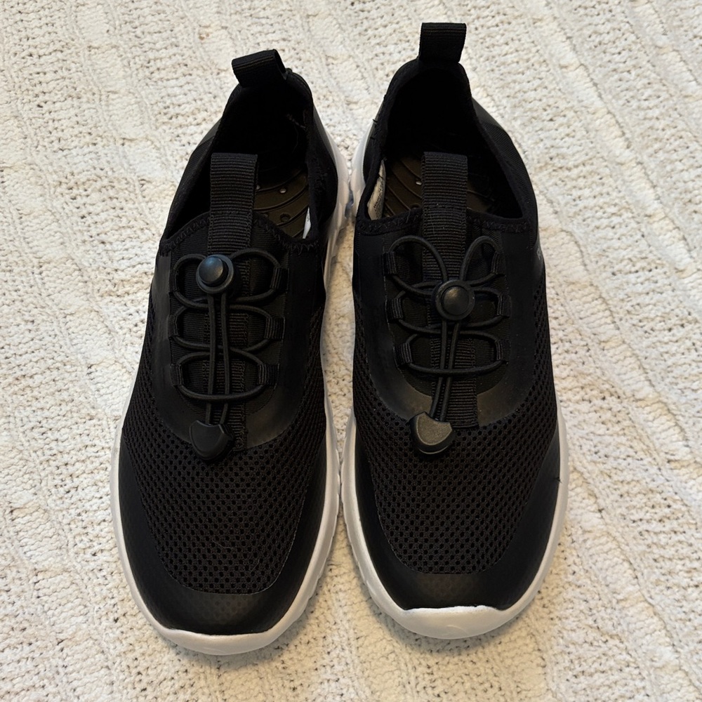 Women’s Size 7 Rugged Shark Mesh Water Shoes